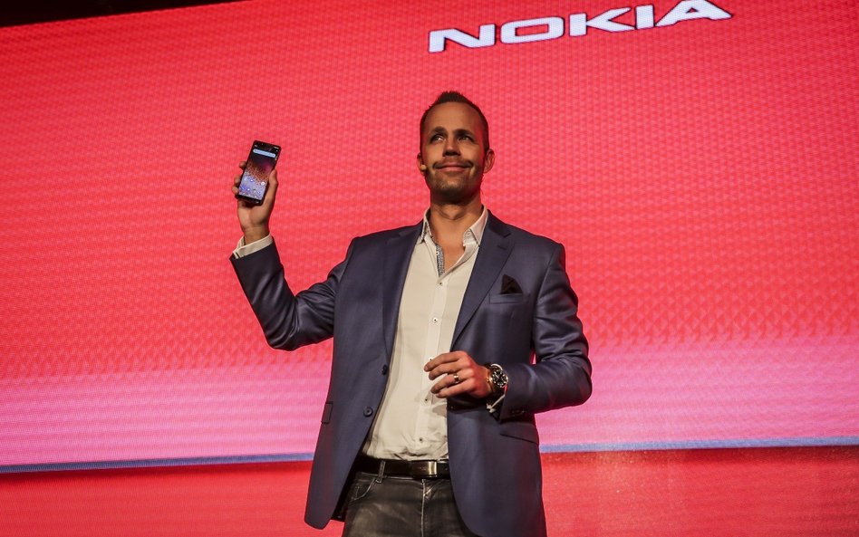 Juho Sarvikas, szef działu produktów, prezentuje nowy smartfon Nokia 1 Plus