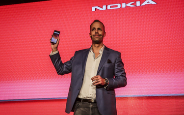 Juho Sarvikas, szef działu produktów, prezentuje nowy smartfon Nokia 1 Plus