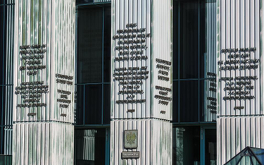 Budynek Sądu Najwyższego, na którym umieszczono kilkadziesiąt paremii prawniczych w języku polskim i