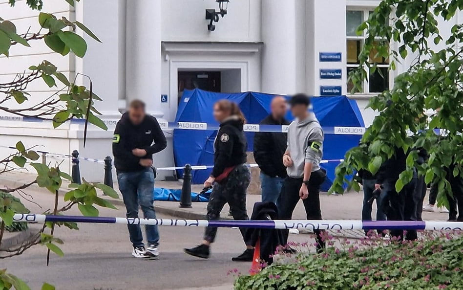 Działania służb na terenie Kampusu Głównego UW w Warszawie.