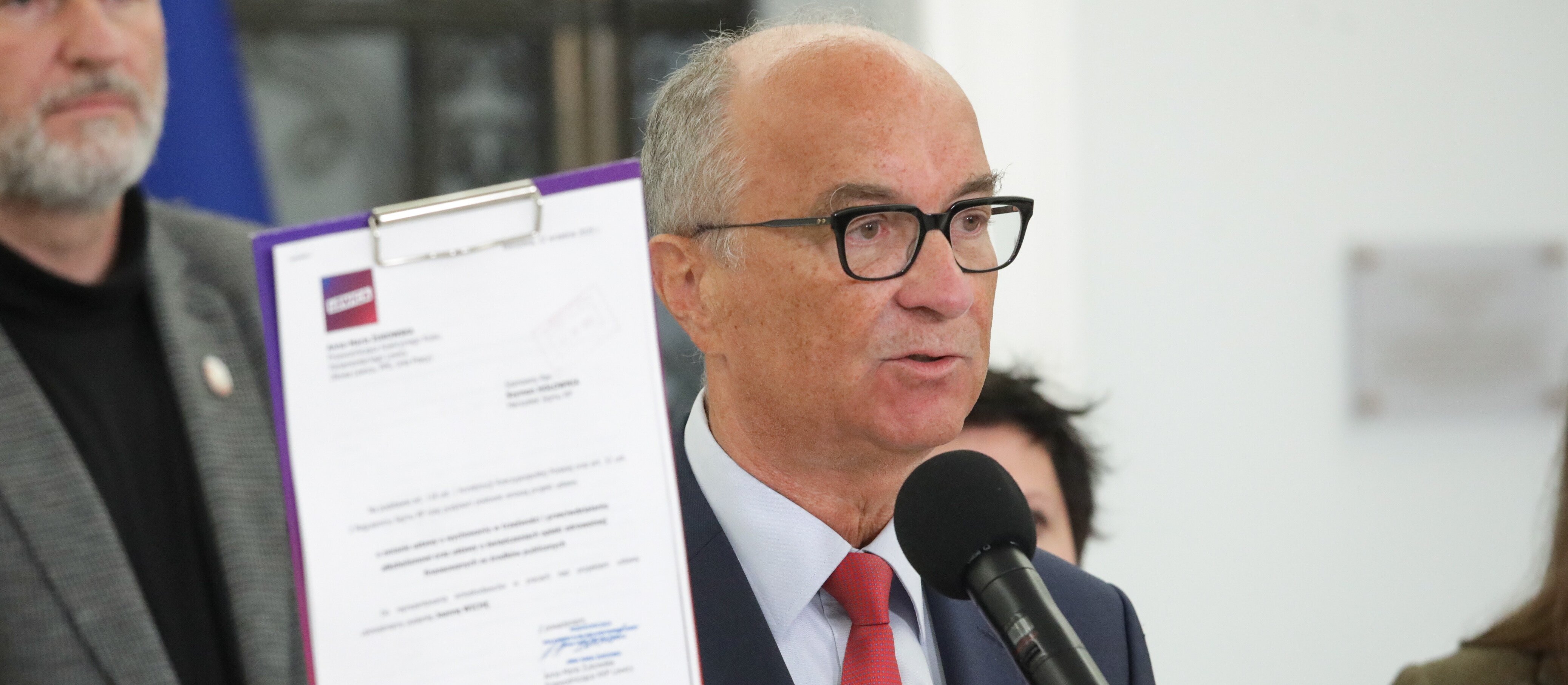 Wojna ustaw z alkoholem. Już dwa projekty chcą usunąć procenty ze stacji i reklam