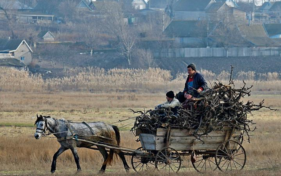 Ukraina, wieś leżąca ok. 100 km od Odessy. Rolnicy korzystają tu z naturalnych paliw i nie przejmują