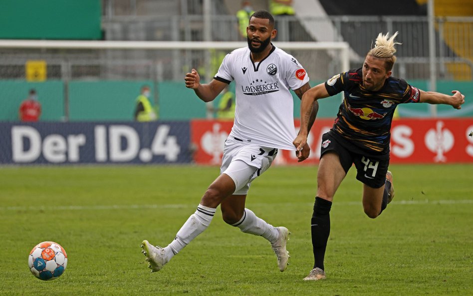Piłkarz SV Sandhausen w czasie meczu Pucharu Niemiec z RB Lipsk