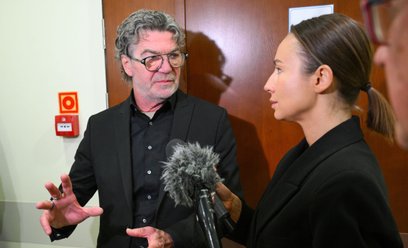 Lektor Jarosław Łukomski (L) przed salą rozpraw Sądu Okręgowego w Warszawie