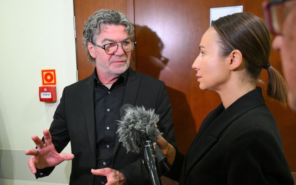 Lektor Jarosław Łukomski (L) przed salą rozpraw Sądu Okręgowego w Warszawie