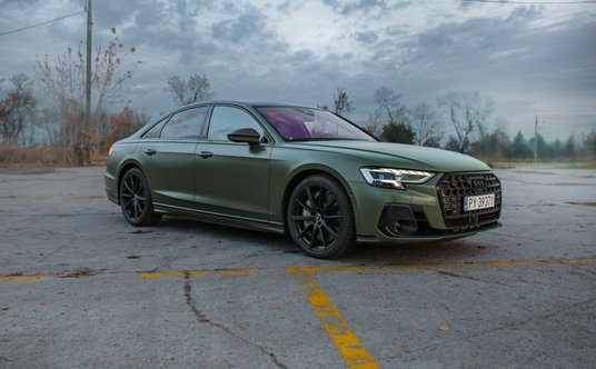 Audi S8: silnik V8 o pojemności 4,0 litra, moc 571 KM, 0-100 km/h w 3,8 sekundy, V-max: 250 km/h