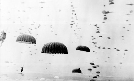 Lądowanie brytyjskich spadochroniarzy w okolicach Arnhem we wrześniu 1944 r.