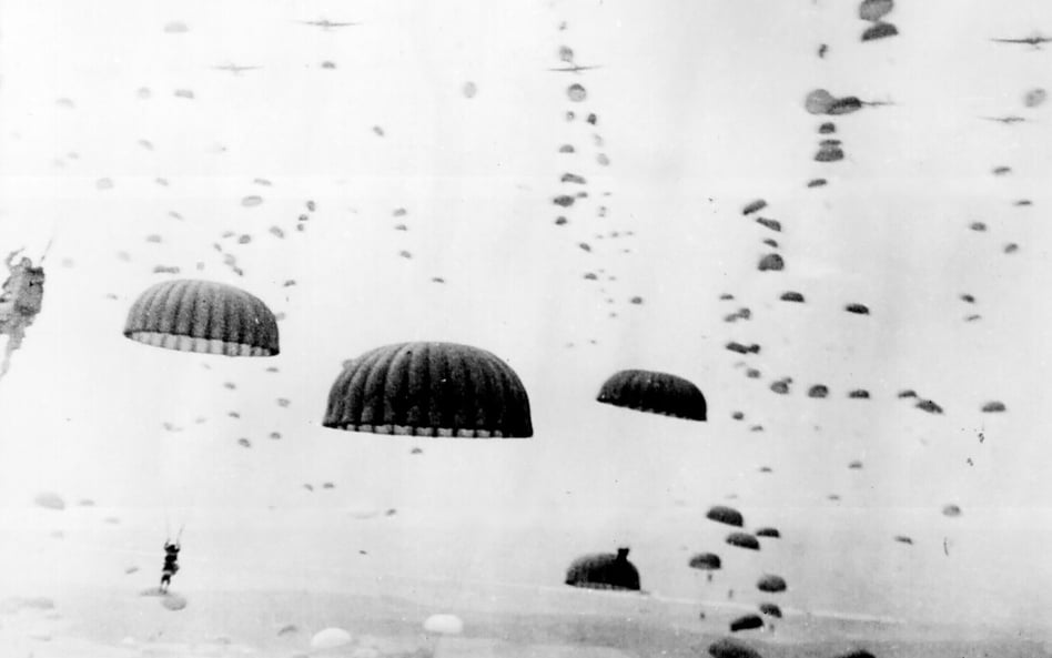 Lądowanie brytyjskich spadochroniarzy w okolicach Arnhem we wrześniu 1944 r.