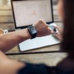 Sprzedaż inteligentnych zegarków na świecie zaczęła spadać. Konsumenci czekają na doskonalsze modele