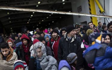 Uchodźcy przybywają z wyspy Lesbos do portu w Pireusie koło Aten, 23 stycznia 2016 r.