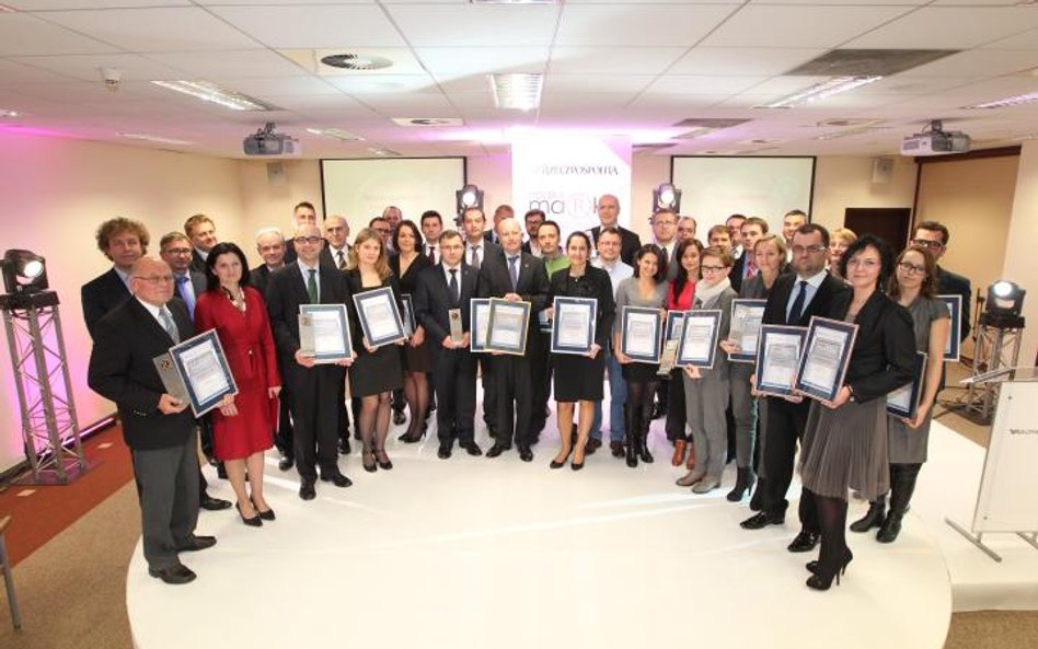 Bank szybko dogania lidera