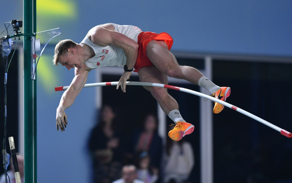 Piotr Lisek w finale skoku o tyczce