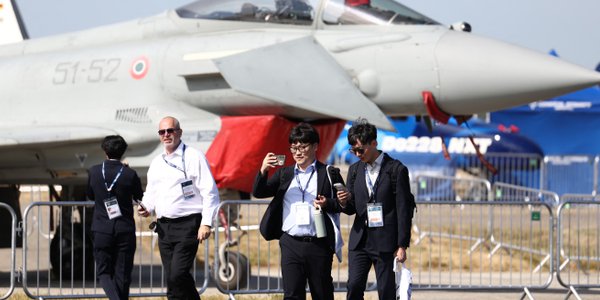 Boeing wraca do gry, ale gwiazdami na salonie lotniczym są producenci broni
