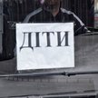 Napis 'dzieci' na jednym z autobusów, którymi przyjechali uchodźcy z Ukrainy