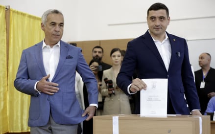 Kandydat na prezydenta Rumunii George Simion i zwycięzca poprzedniej, unieważnionej pierwszej tury C