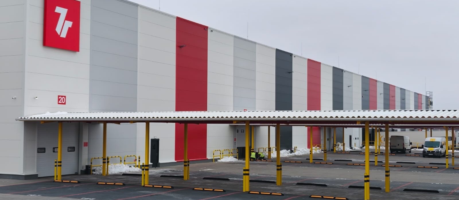 Francuscy inwestorzy zrzucili się na magazyn 7R w Polsce