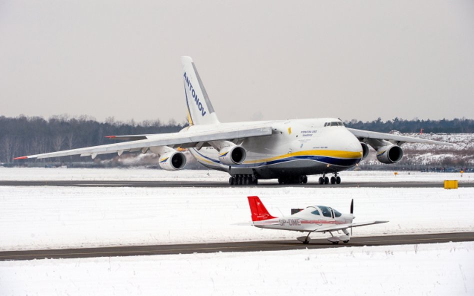 Gigantyczny An-124 Rusłan wylądował w Łodzi