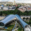 Tbilisi - Rike Park i Pałac Prezydencki w tle