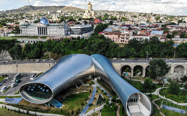 Tbilisi - Rike Park i Pałac Prezydencki w tle