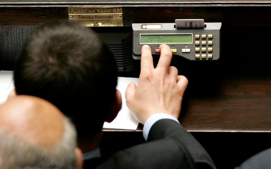 PiS zbiera podpisy pod wnioskiem o referendum