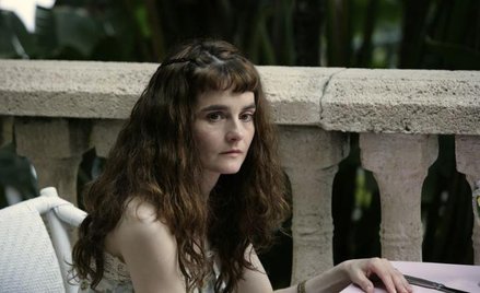 Shirley Henderson jako Joy, która nie potrafi się powstrzymać przed opowiadaniem rodzinnych sekretów