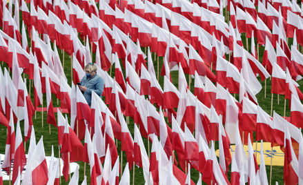 KPRM zmienia odcień czerwieni na fladze po piśmie z „Rzeczpospolitej”