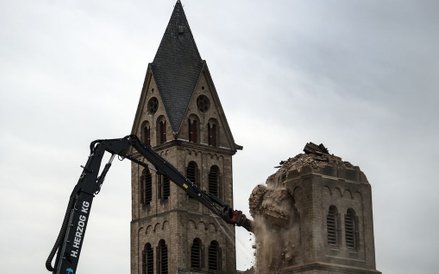Rozbiórka wież neoromańskiej katedry św. Lamberta w Immerath
