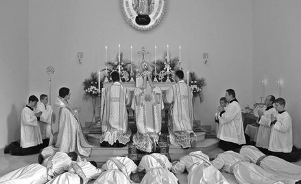 Ks. bp Bernard Fellay w październiku 2007 r. wyświęcił w Warszawie siedmiu kapłanów