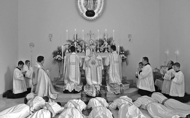 Ks. bp Bernard Fellay w październiku 2007 r. wyświęcił w Warszawie siedmiu kapłanów