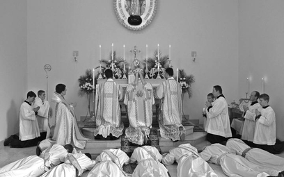 Ks. bp Bernard Fellay w październiku 2007 r. wyświęcił w Warszawie siedmiu kapłanów
