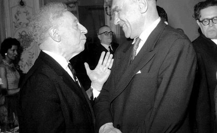 Jarosław Iwaszkiewicz (z prawej) z Arturem Rubinsteinem, 1957 r.