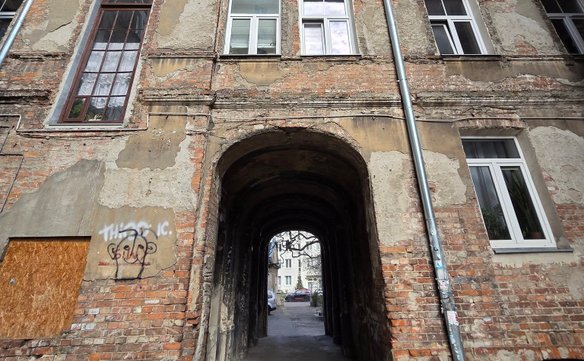 Bródnowska 14 - przejazd bramny kamienicy od podwórka