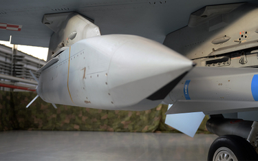 Pocisk AGM-158A JASSM (Joint Air-to-Surface Standoff Missile) pod skrzydłem polskiego myśliwca F-16.