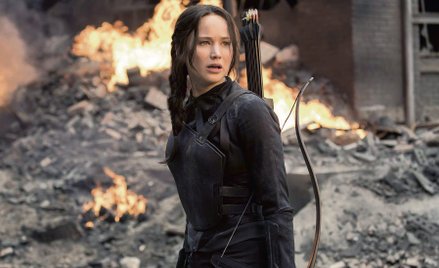 Silna bohaterka z filmów nie zniknęła — zmieniła medium. Z „twardego ciała” przeszła w sieć zobowiąz