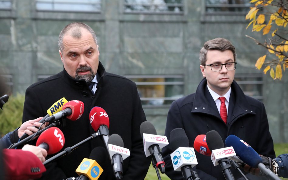 Sekretarz stanu w Kancelarii Prezydenta Jakub Kumoch i rzecznik rządu Piotr Mueller na konferencji p