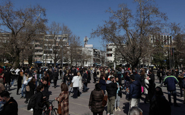 Po trzęsieniu ziemi ludzie wyszli na ulice. Na zdjęciu: tłumy na głównym placu Larisy