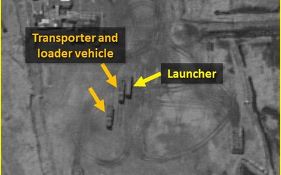 Rosyjski system Iskander w bazie Humajmim koło Latakii. Zaznaczony wóz transportowy i załadunkowy (z