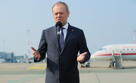 Premier Donald Tusk podczas oświadczenia dla mediów na lotnisku w Warszawie