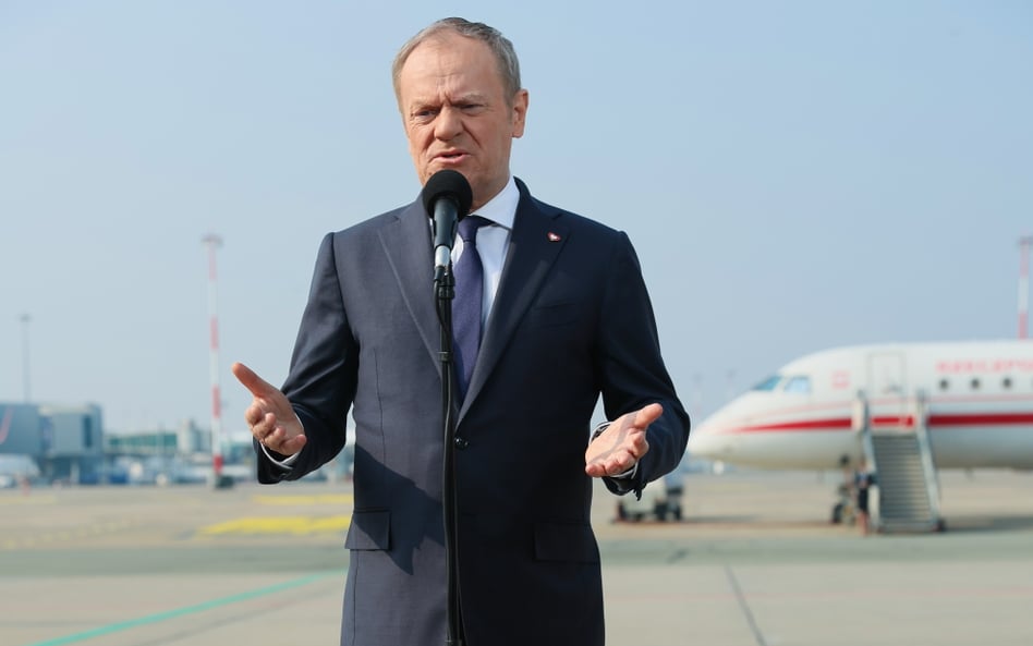 Premier Donald Tusk podczas oświadczenia dla mediów na lotnisku w Warszawie