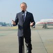 Premier Donald Tusk podczas oświadczenia dla mediów na lotnisku w Warszawie