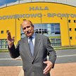 Prezydent Jacek Krywult prezentuje nową halę sportową