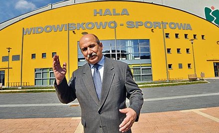 Prezydent Jacek Krywult prezentuje nową halę sportową