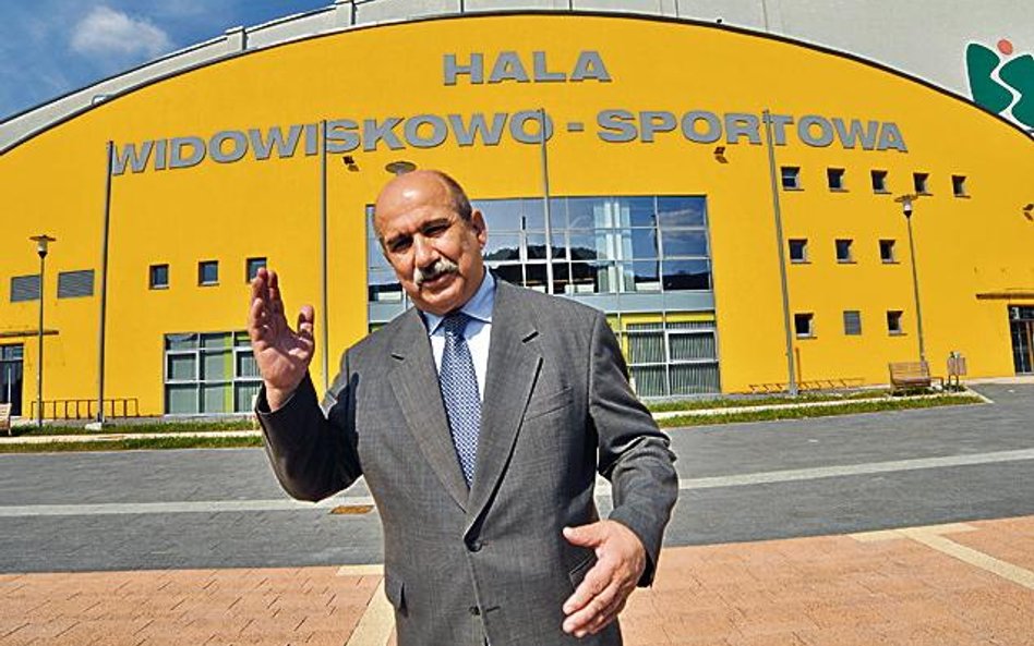 Prezydent Jacek Krywult prezentuje nową halę sportową