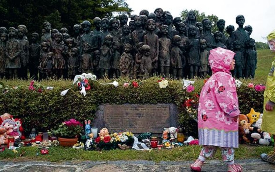 Uroczystości pod pomnikiem pomordowanych w Lidicach, w 70. rocznicę masakry