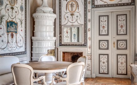 Ozdobą wnętrz pałacowych są m.in. naścienne malowidła z przełomu XVIII i XIX