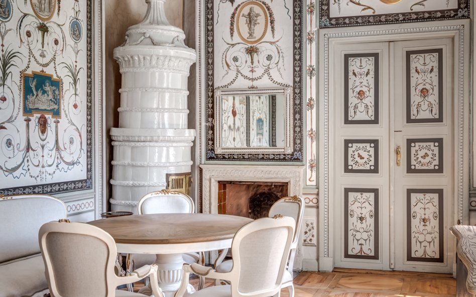 Ozdobą wnętrz pałacowych są m.in. naścienne malowidła z przełomu XVIII i XIX