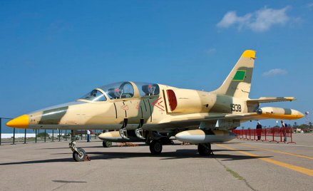 Libijski samolot wojskowy wylądował na drodze w Tunezji