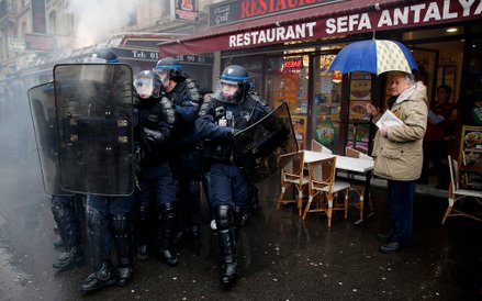 31 marca, Francja. Starcia policji ze studentami w Paryżu, którzy wyszli na ulice aby zaprotestować 