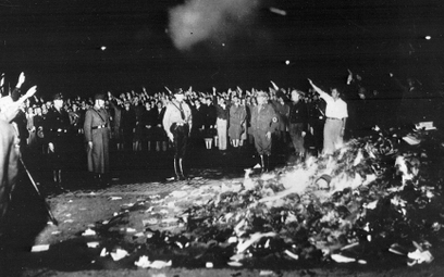 Palenie „nieprawomyślnych” książek przez nazistowskie samorządy studenckie w maju 1933 r. – najbardz