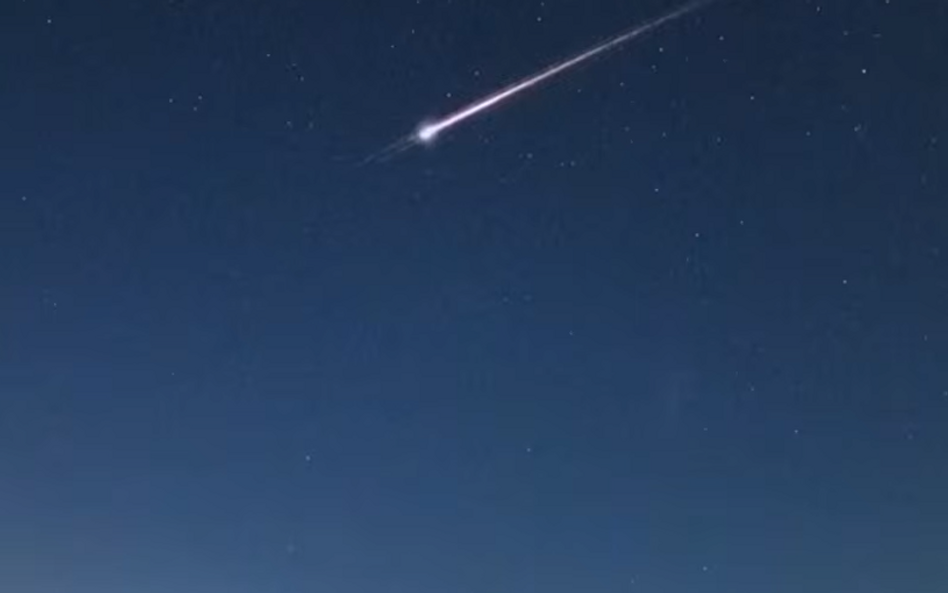 W nocy nad Australią widać było jasny, spadający obiekt